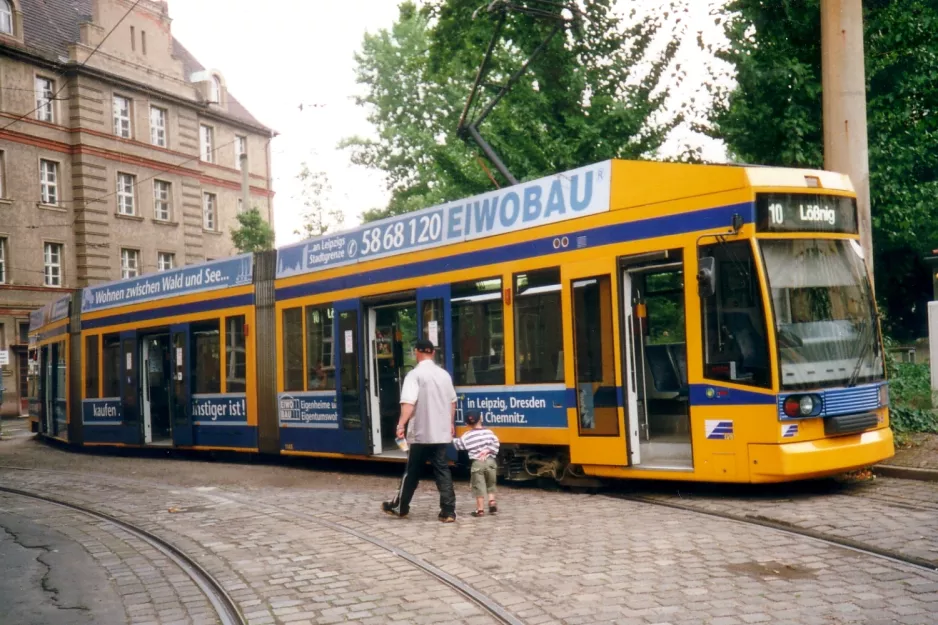 Leipzig sporvognslinje 10 med lavgulvsledvogn 1148 "Christian Fürchtegott Gellert" ved Wahren (2001)