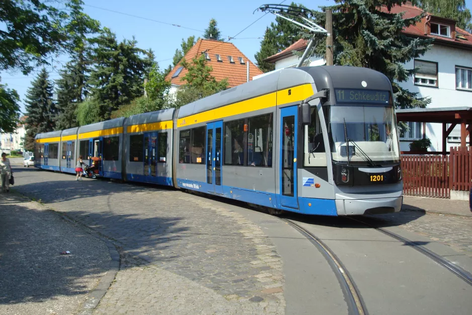 Leipzig sporvognslinje 11 med lavgulvsledvogn 1201 ved Markkleeberg-Ost Schillerplatz (2015)