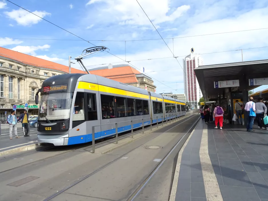 Leipzig sporvognslinje 11 med lavgulvsledvogn 1222 "Bologna" ved Hauptbahnhof (2019)