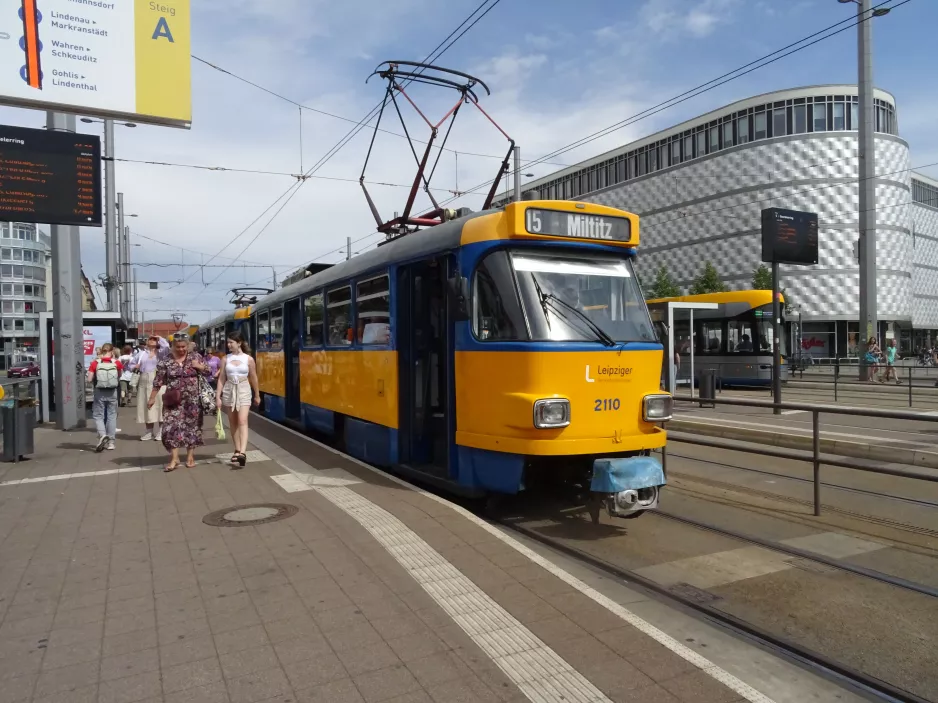 Leipzig sporvognslinje 15 med motorvogn 2110 ved Goerdelerring (2023)