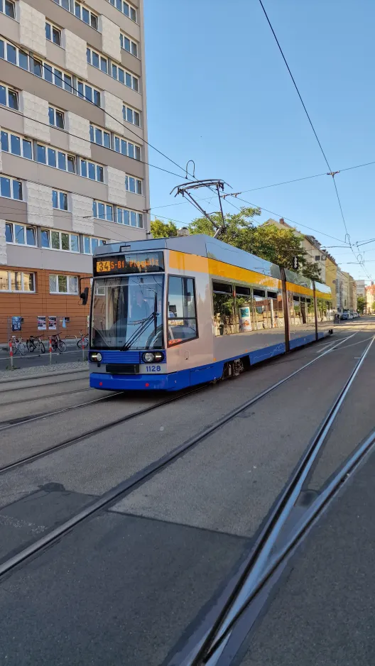 Leipzig sporvognslinje 34 med lavgulvsledvogn 1128 ved Hauptbahnhof Westseite (2024)