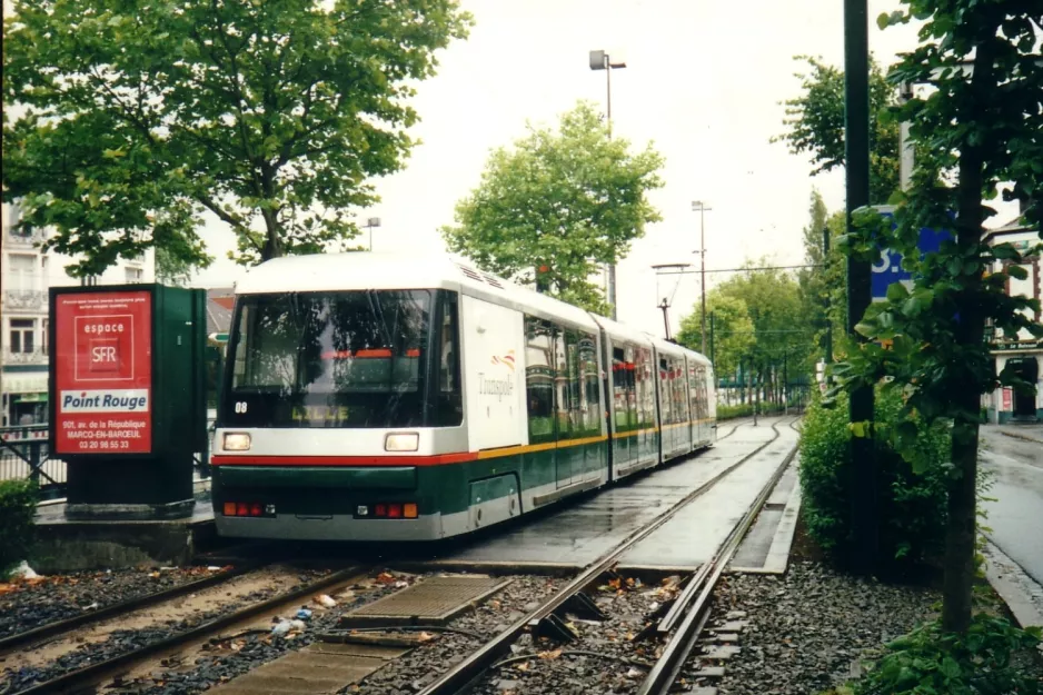 Lille sporvognslinje T med lavgulvsledvogn 08 ved Buisson (2002)