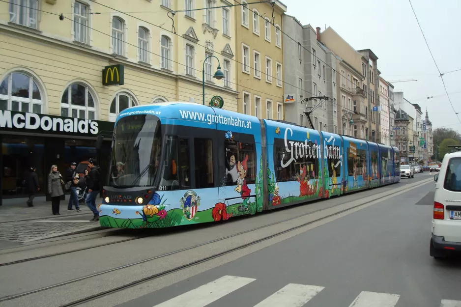 Linz sporvognslinje 1 med lavgulvsledvogn 011 ved Bürgerstraße (2012)