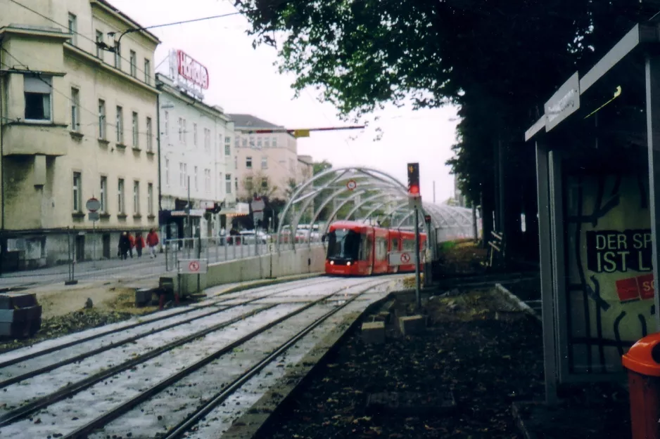 Linz sporvognslinje 1 med lavgulvsledvogn 016 nær Blumauerplatz (2004)