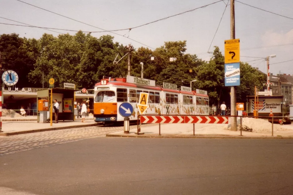 Linz sporvognslinje 1 med ledvogn 77 ved Blumauerplatz (1982)