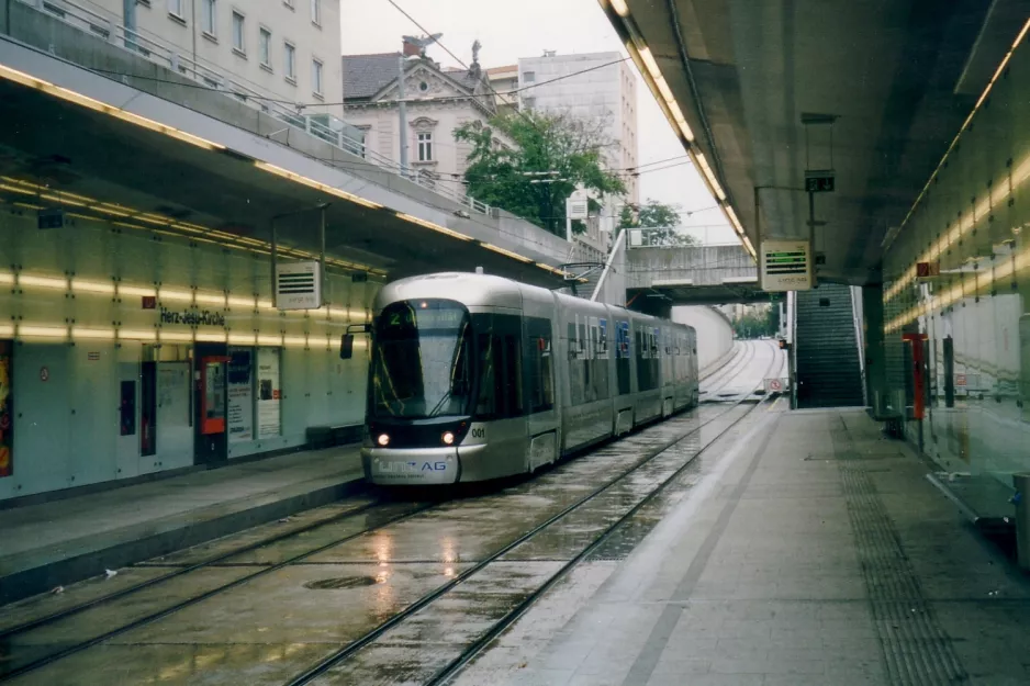 Linz sporvognslinje 2 med lavgulvsledvogn 001 ved Herz-Jesu-Kirche (2004)