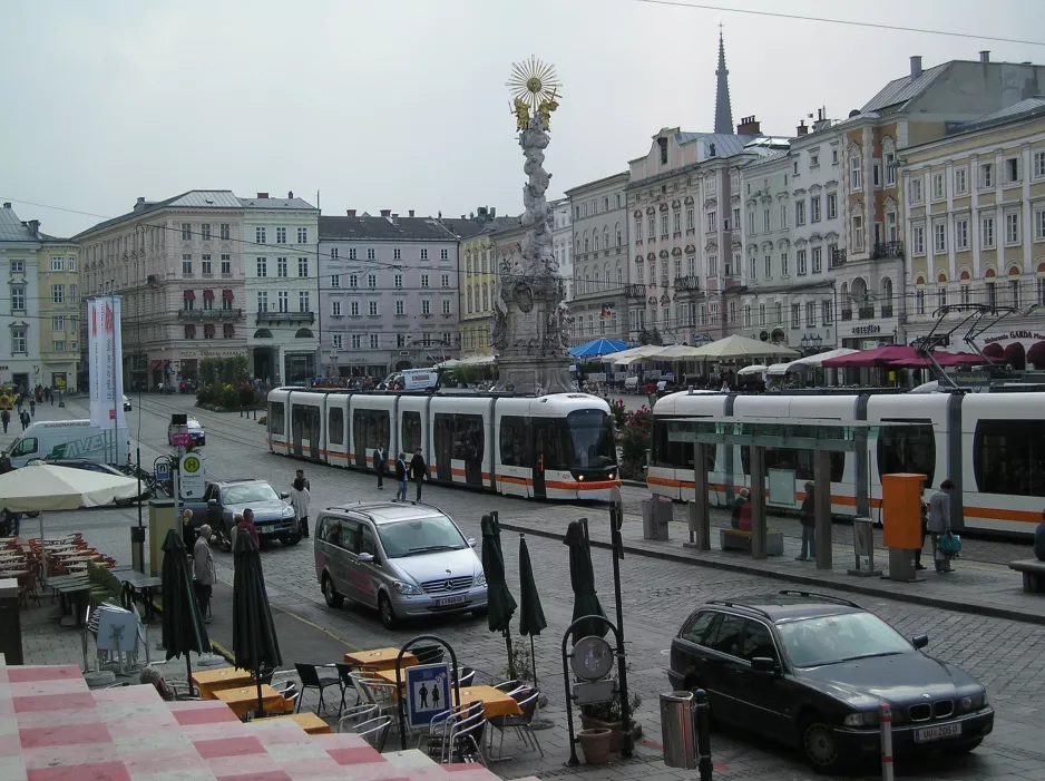 Linz sporvognslinje 2 med lavgulvsledvogn 029 ved Hauptplatz (2009)
