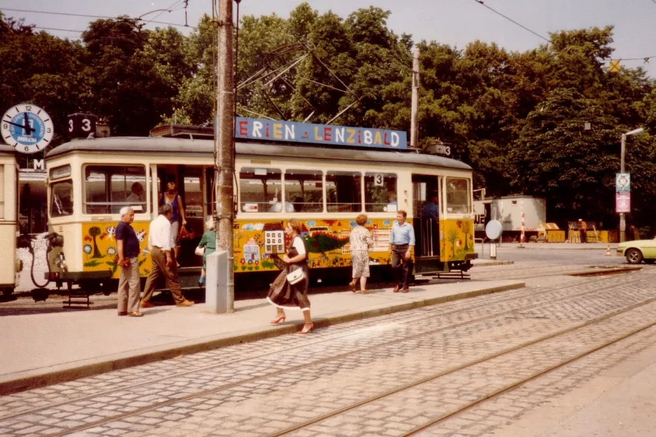 Linz sporvognslinje 3 med motorvogn 32 ved Blumauerplatz (1982)