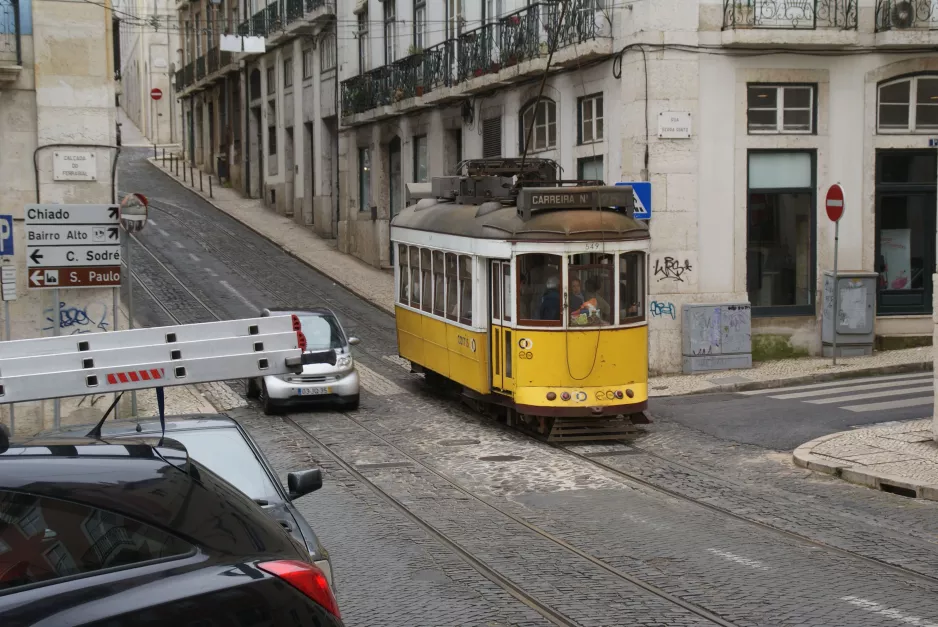 Lissabon ekstralinje 25E med motorvogn 549 på Rua Vítor Cordon (2013)