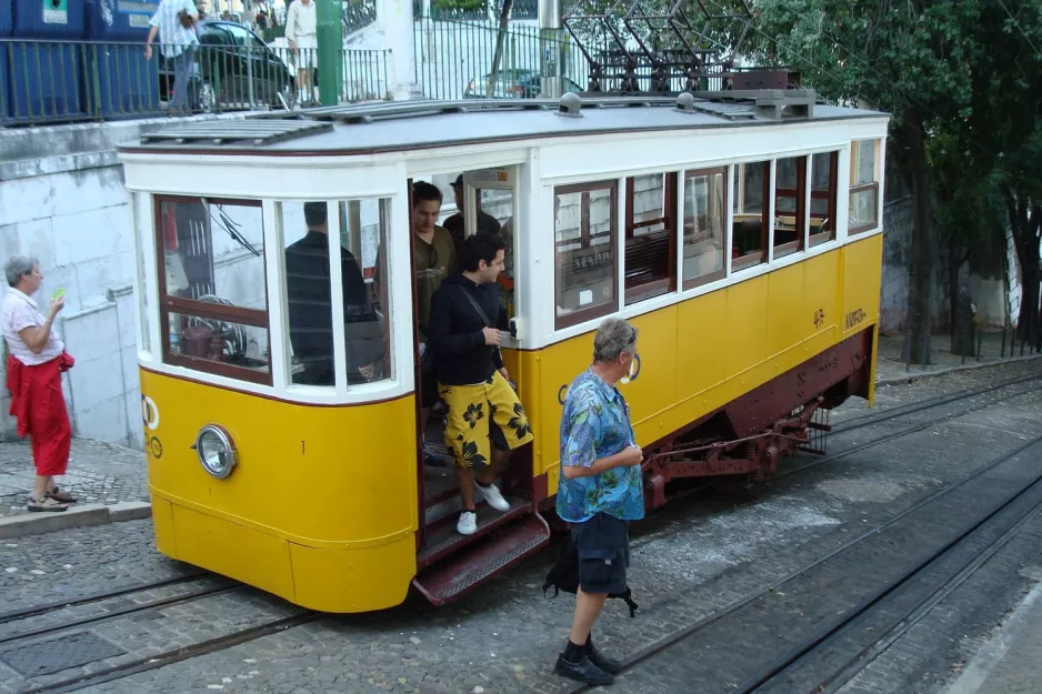 Lissabon kabelbane Elevador da Glória med kabelsporvogn Gloria 1 ved Bairro Alto Rua São Pedro de Alcântara (2008)