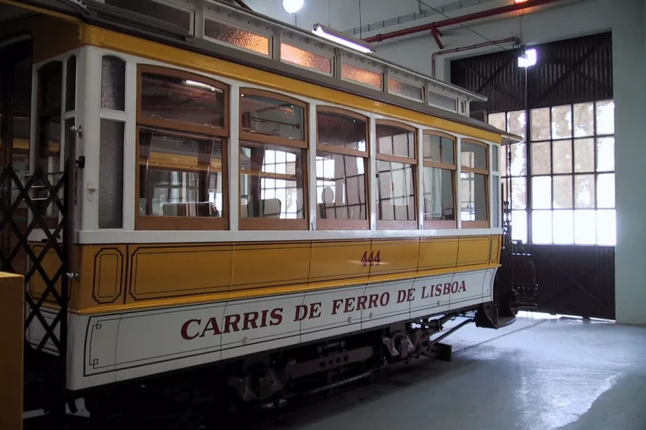 Lissabon motorvogn 444 i Museu da Carris (2003)