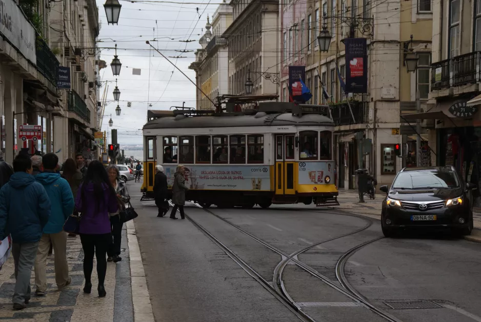 Lissabon sporvognslinje 12E med motorvogn 563 i krydset Rua da Prata/Rua da Conceição (2013)