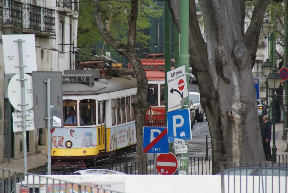 Lissabon sporvognslinje 12E med motorvogn 563 på Rua São Tomé (2013)