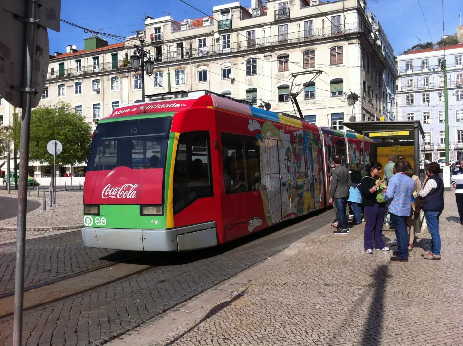 Lissabon sporvognslinje 15E med lavgulvsledvogn 506 ved Praça da Figueira (2013)