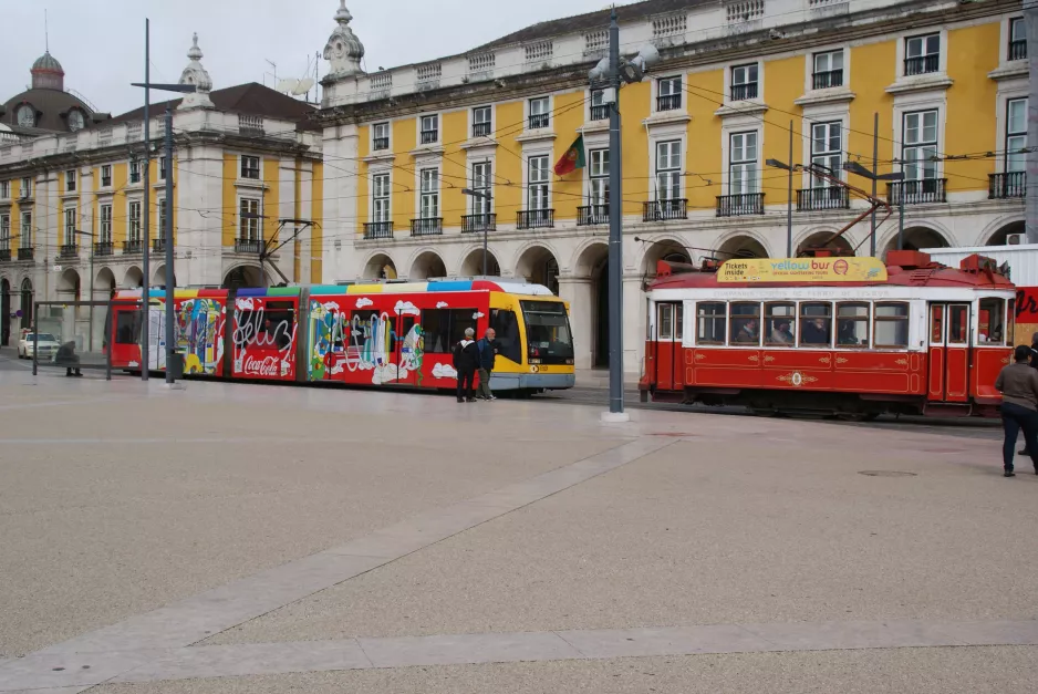 Lissabon sporvognslinje 15E med lavgulvsledvogn 506 ved Praça do Cormércio (2013)