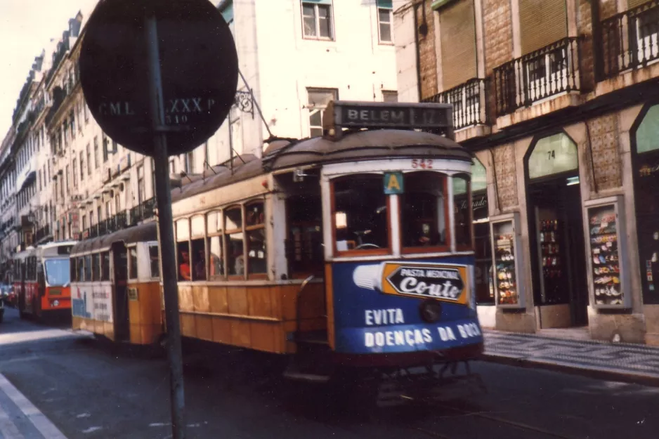 Lissabon sporvognslinje 17 med motorvogn 542 på Rua dos Fanqueiros (1985)