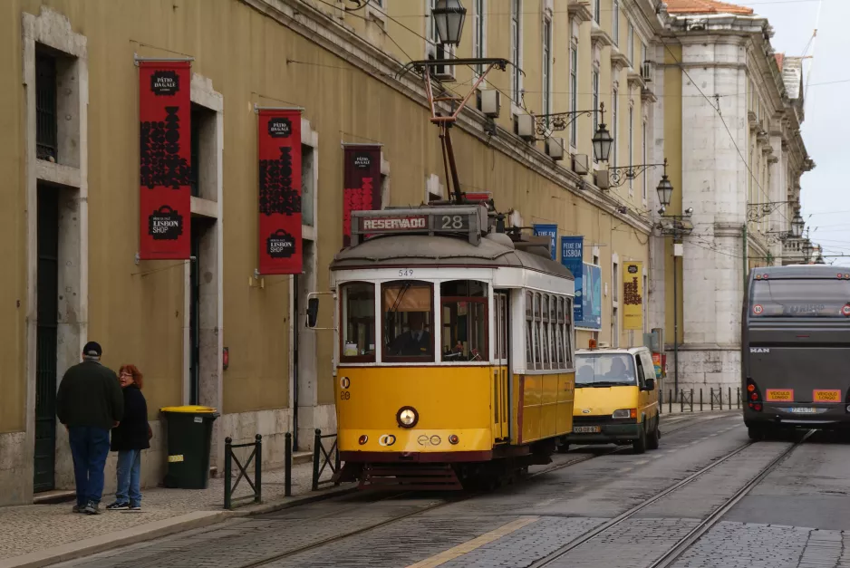 Lissabon sporvognslinje 28E med motorvogn 549 på Rua do Arsenal (2013)