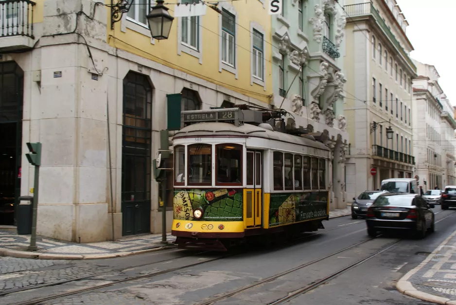 Lissabon sporvognslinje 28E med motorvogn 565 på Rua do Comércio (2013)