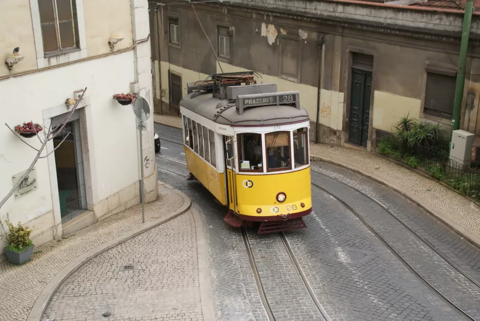 Lissabon sporvognslinje 28E med motorvogn 578 på Calçada São Francisco (2013)