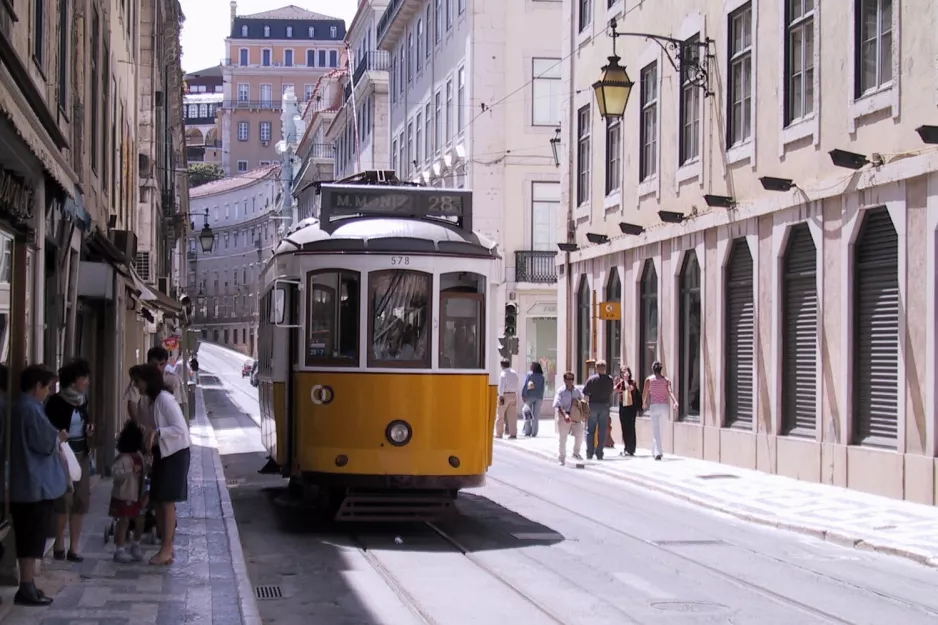 Lissabon sporvognslinje 28E med motorvogn 578 på Rua da Conceição (2003)