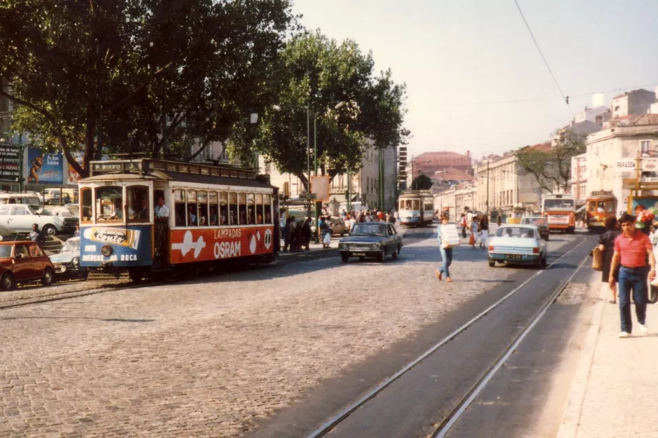 Lissabon sporvognslinje 3 med motorvogn 323 på L. Martin Mouiz (1985)
