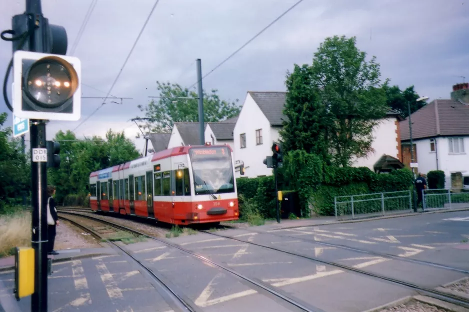 London sporvognslinje 3 med lavgulvsledvogn 2514 nær Dundonald Road, Wimbledon (2006)