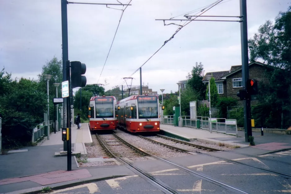 London sporvognslinje 3 med lavgulvsledvogn 2541 ved Dundonald Road Wimbledon (2006)