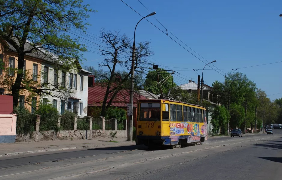 Lugánsk sporvognslinje 13 med motorvogn 179 på Kirova Ulitsa (2011)