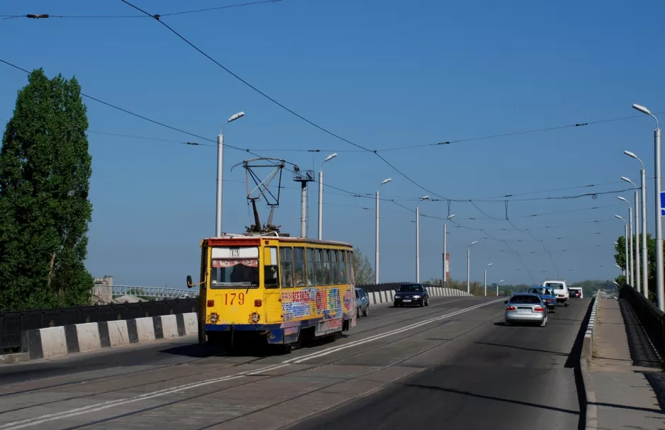 Luhánsk sporvognslinje 13 med motorvogn 179 på 7-a line (2011)