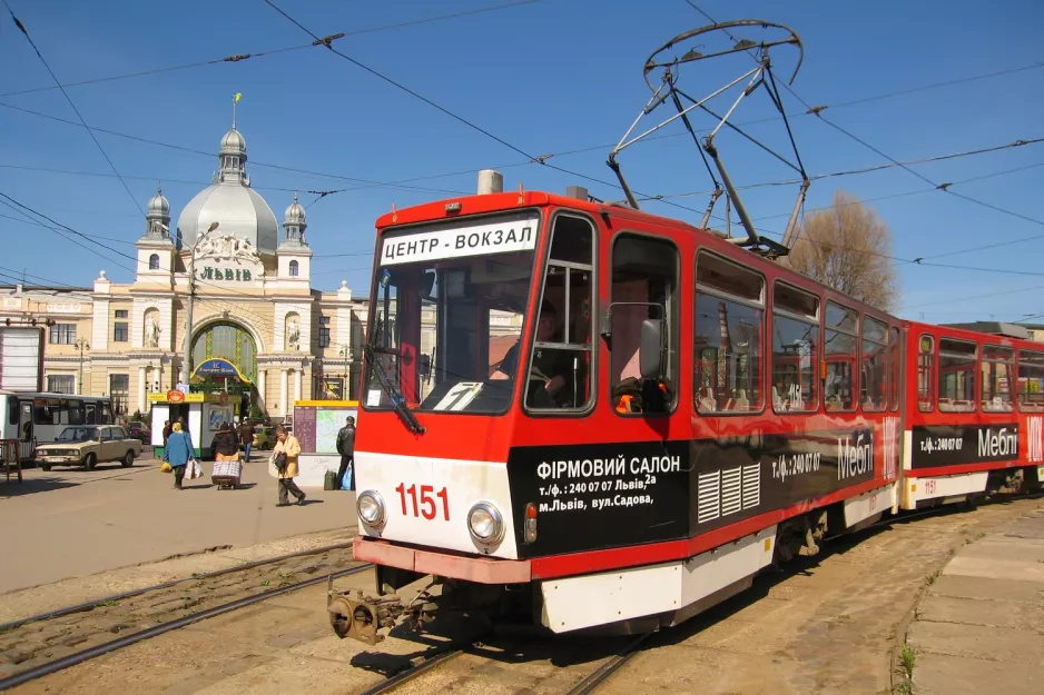Lviv ekstralinje 1 med ledvogn 1151 ved Dworzec Zaliznychnyi vokzal (2011)