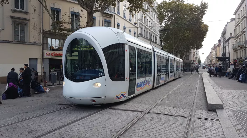 Lyon sporvognslinje T1 med lavgulvsledvogn 29 ved Guillotière Gabriel Péri (2018)