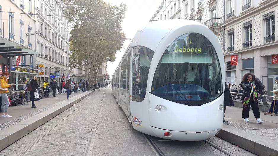 Lyon sporvognslinje T1 med lavgulvsledvogn 34 ved Guillotière Gabriel Péri (2018)