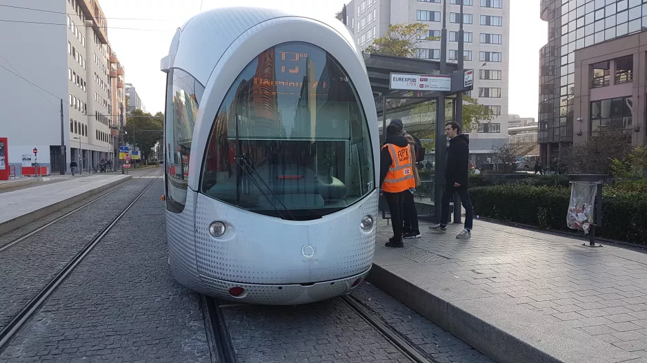 Lyon sporvognslinje T3 med lavgulvsledvogn 77 ved Gare Part-Dieu Villette (2018)