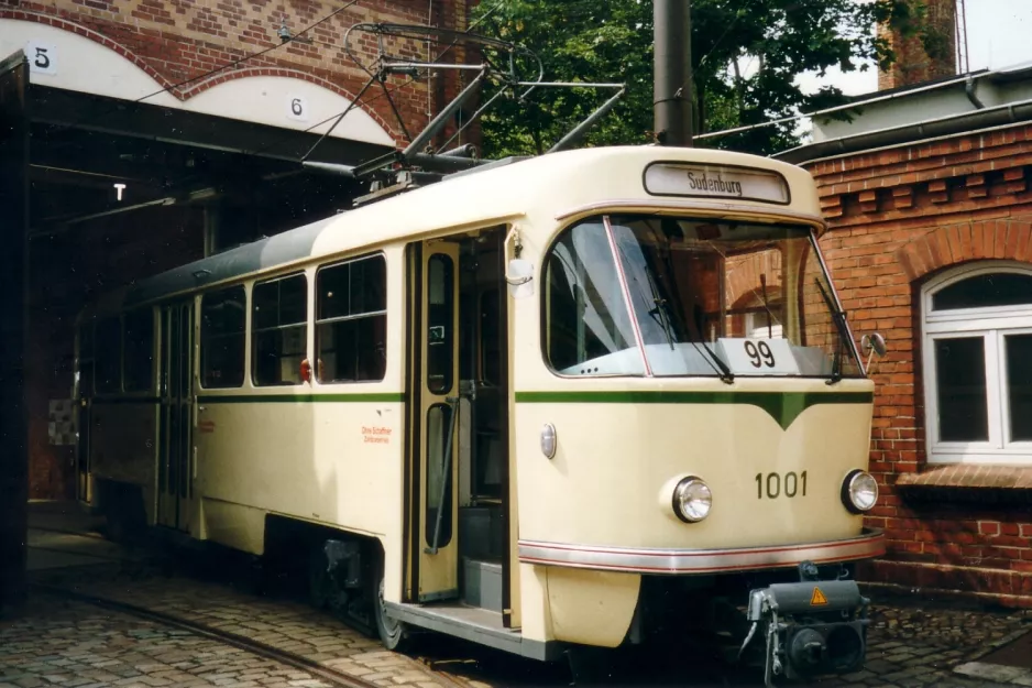 Magdeburg motorvogn 1001 på forpladsen Museumsdepot Sudenburg (2003)