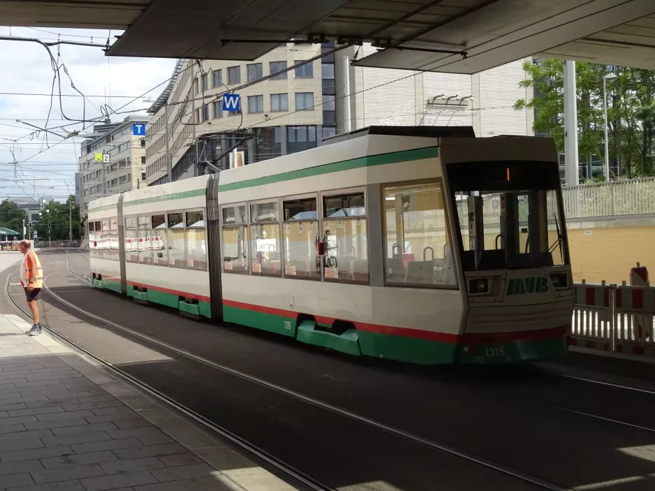 Magdeburg sporvognslinje 1 med lavgulvsledvogn 1315 ved Hbf / Willy-Brandt-Platz (2023)