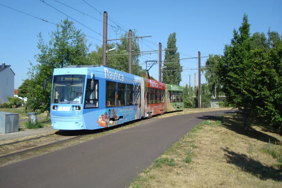 Magdeburg sporvognslinje 2 med lavgulvsledvogn 1343 ved Alte Neustadt, Lostauer Str. (2015)