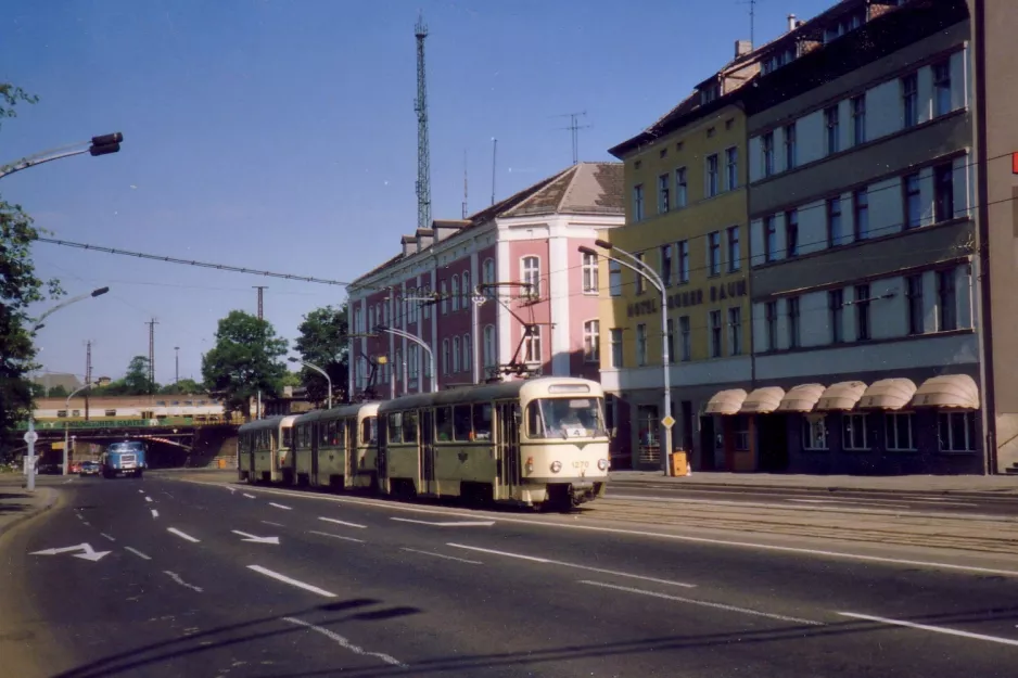 Magdeburg sporvognslinje 4 med motorvogn 1270 på Wilhelm-Pieck-Allee (Ernst-Reuter-Allee) (1990)