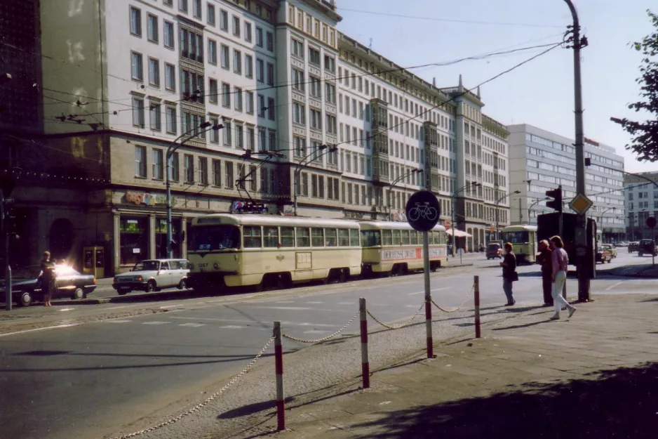 Magdeburg sporvognslinje 5 med motorvogn 1064 på Wilhelm-Pieck-Allee (Ernst-Reuter-Allee) (1990)