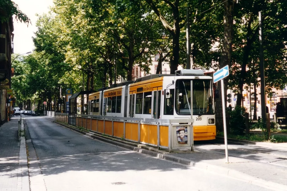 Mainz sporvognslinje 50 med lavgulvsledvogn 203 ved Lessingstraße (2003)