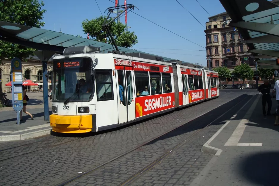 Mainz sporvognslinje 51 med lavgulvsledvogn 202 ved Hauptbahnhof (2010)