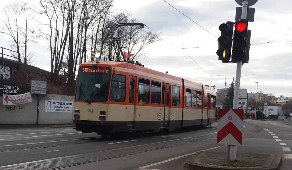Mainz sporvognslinje 51 med ledvogn 271 på Hattenbergstraße (2017)