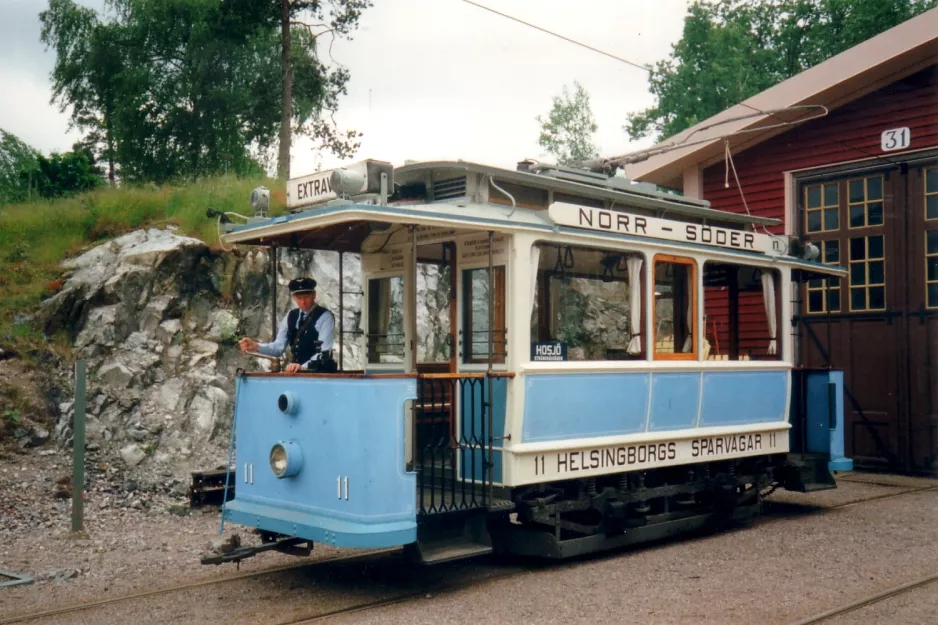 Malmköping motorvogn 11 foran Hall III (1995)