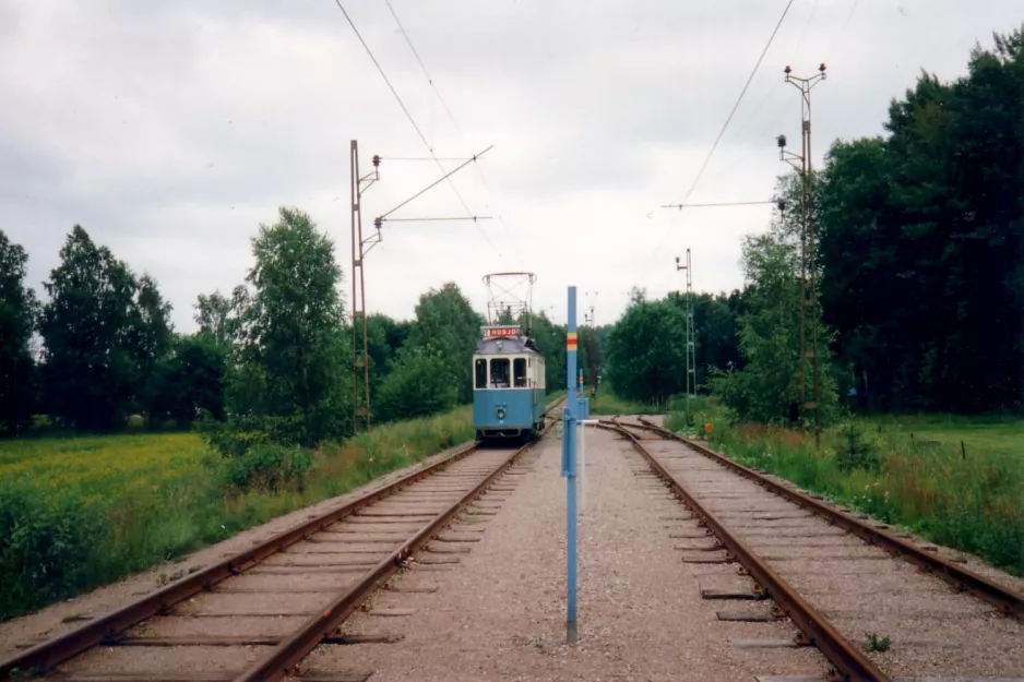 Malmköping museumslinje med motorvogn 39 ved Trumslagarskogen (1995)