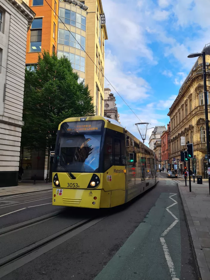 Manchester sporvognslinje Lilla med ledvogn 3053 i krydset Cross St/St. Ann (2022)