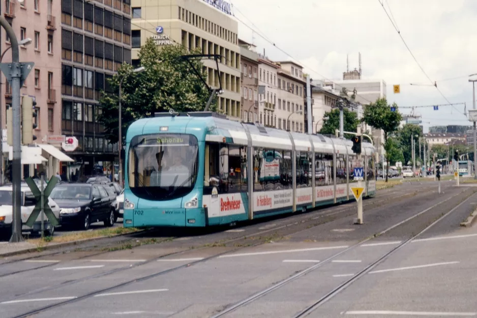 Mannheim sporvognslinje 1 med lavgulvsledvogn 702 på Kaiserring (2003)