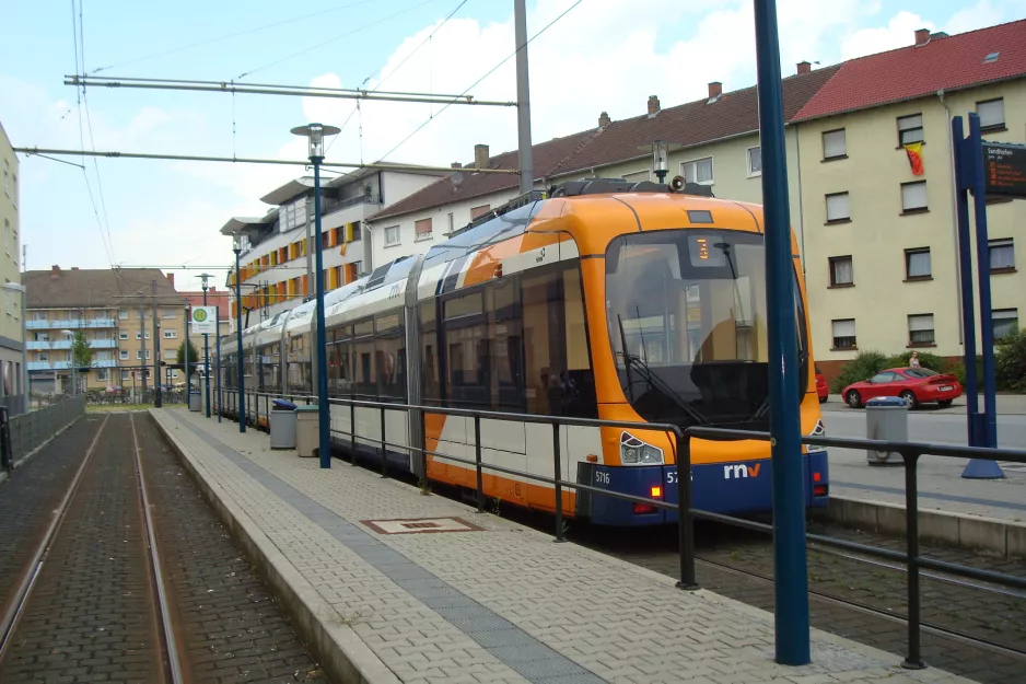 Mannheim sporvognslinje 3 med lavgulvsledvogn 5716 ved Sandhofen (2014)