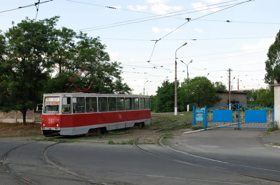 Mariupol sporvognslinje 10 med motorvogn 561 ved Mamina Sybiryaka Street (2012)