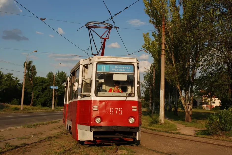 Mariupol sporvognslinje 11 med motorvogn 975 nær Merzliaka St (2012)