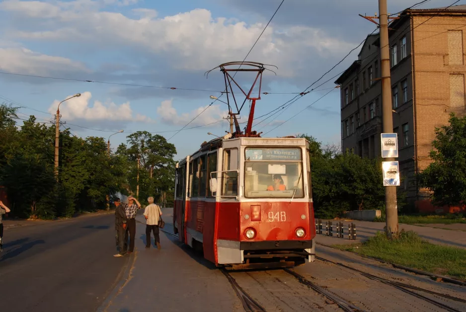 Mariupol sporvognslinje 5 med motorvogn 948 ved Rizdviana (2012)