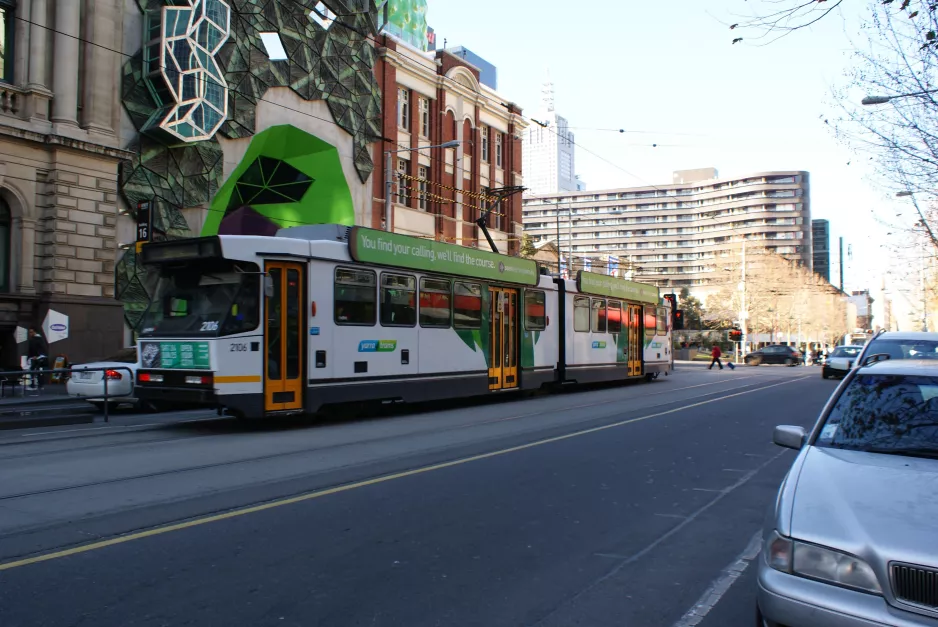 Melbourne sporvognslinje 1 med ledvogn 2106 på Swanston Street (2010)